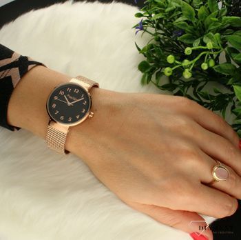 Zegarek damski różowe złoto Bruno Calvani BC9454 ROSE GOLD. Tarcza zegarka okrągła w kolorze czarnym z wyraźnymi indeksami koloru różowego złota, wskazówki w kolorze różówego złota. Dodatkowym atutem zegarka jest wyraźne logo (1).jpg